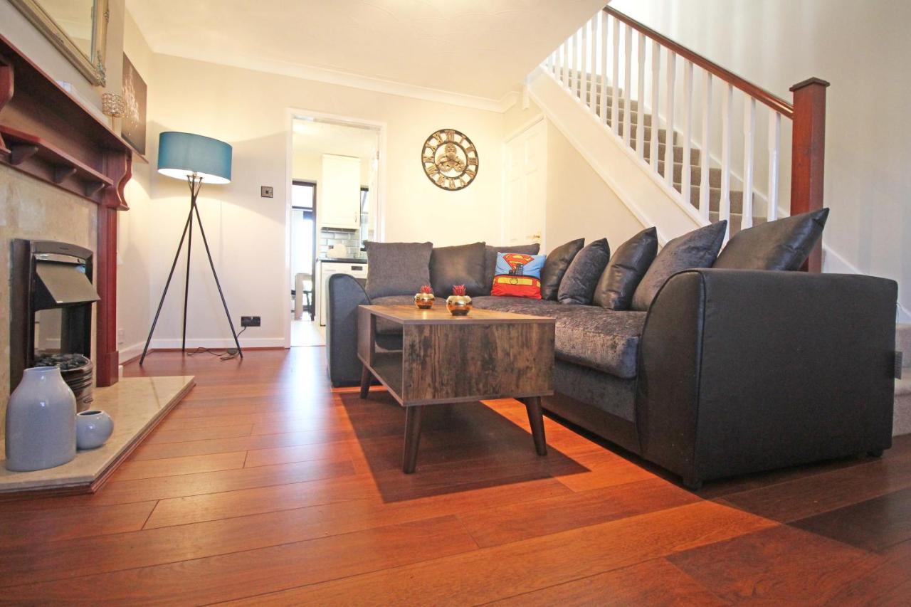 The Barwoods - Modern Spacious Home In Chester - Parking Exterior foto